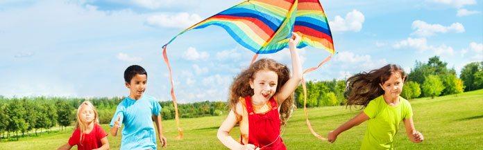 kids-flying-a-kite