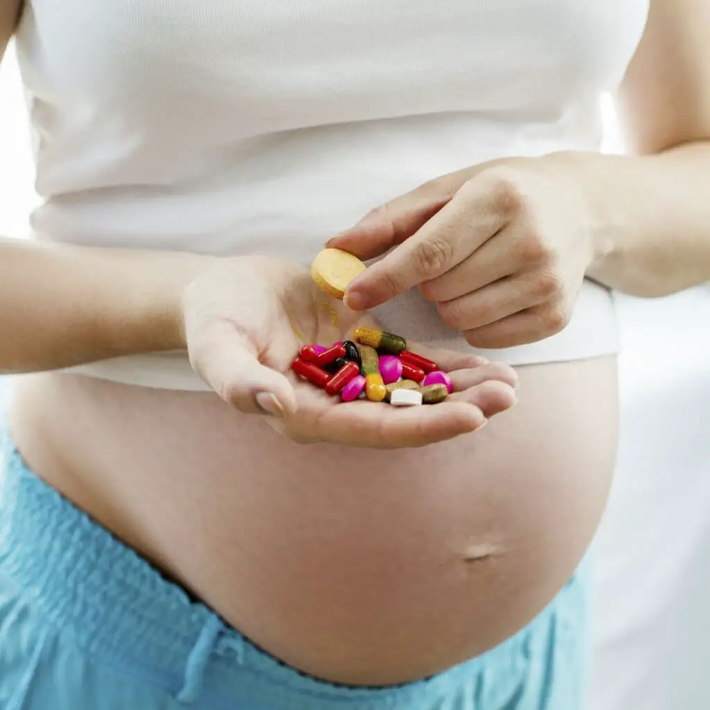 Pregnant-Girl-Prenatal-Vitamin