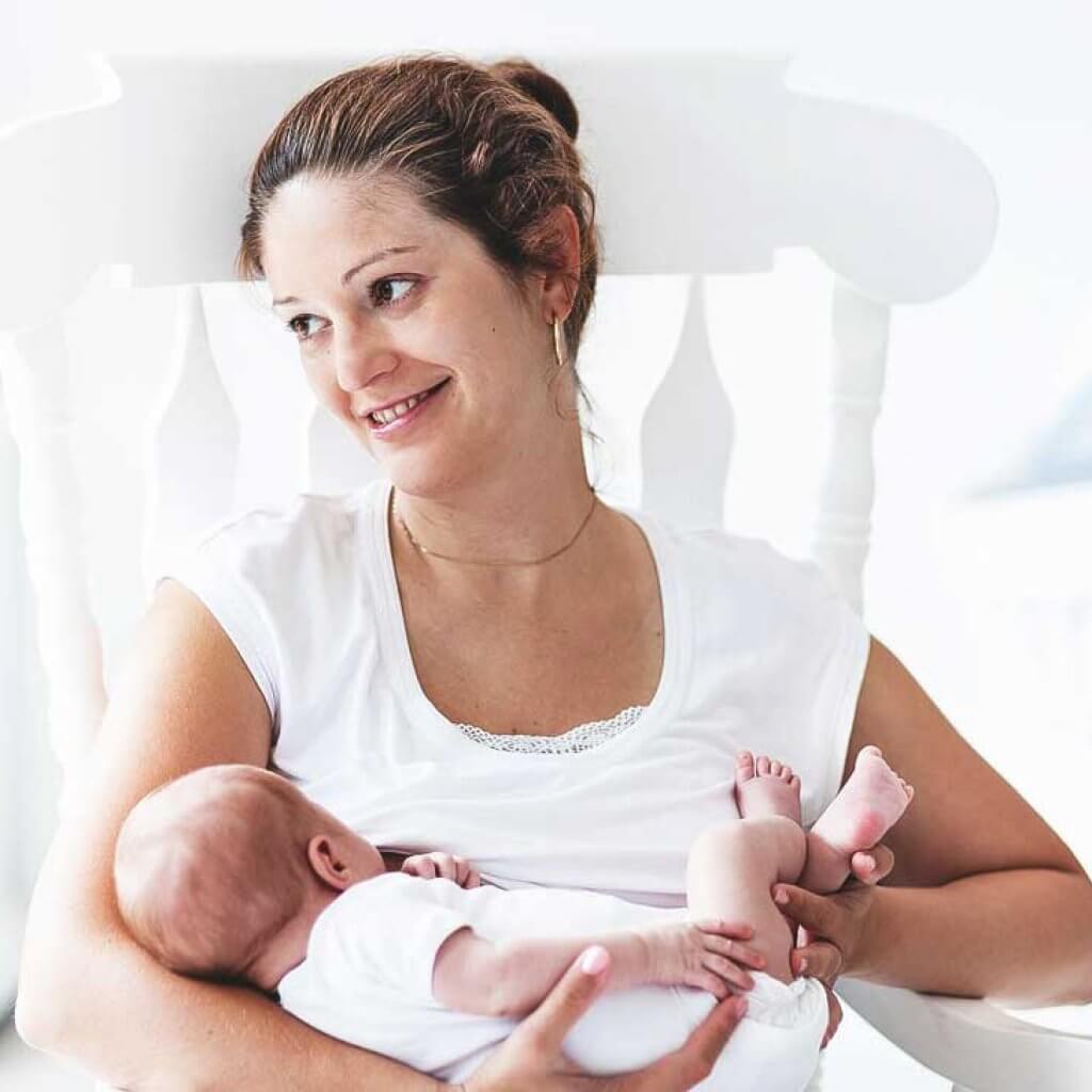 To Breastfeed or to Bottlefeed: What to Consider ...