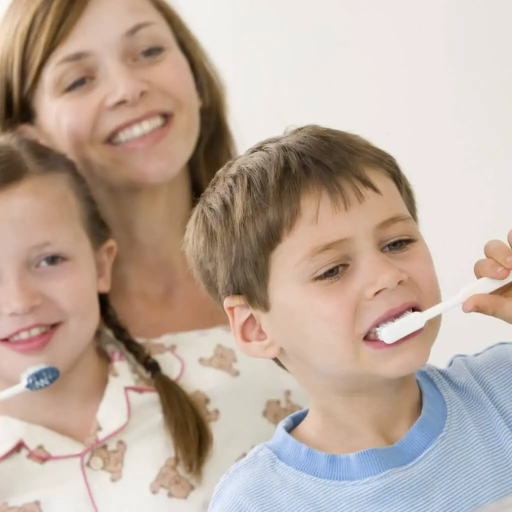 children-brushing-losing-baby-teeth