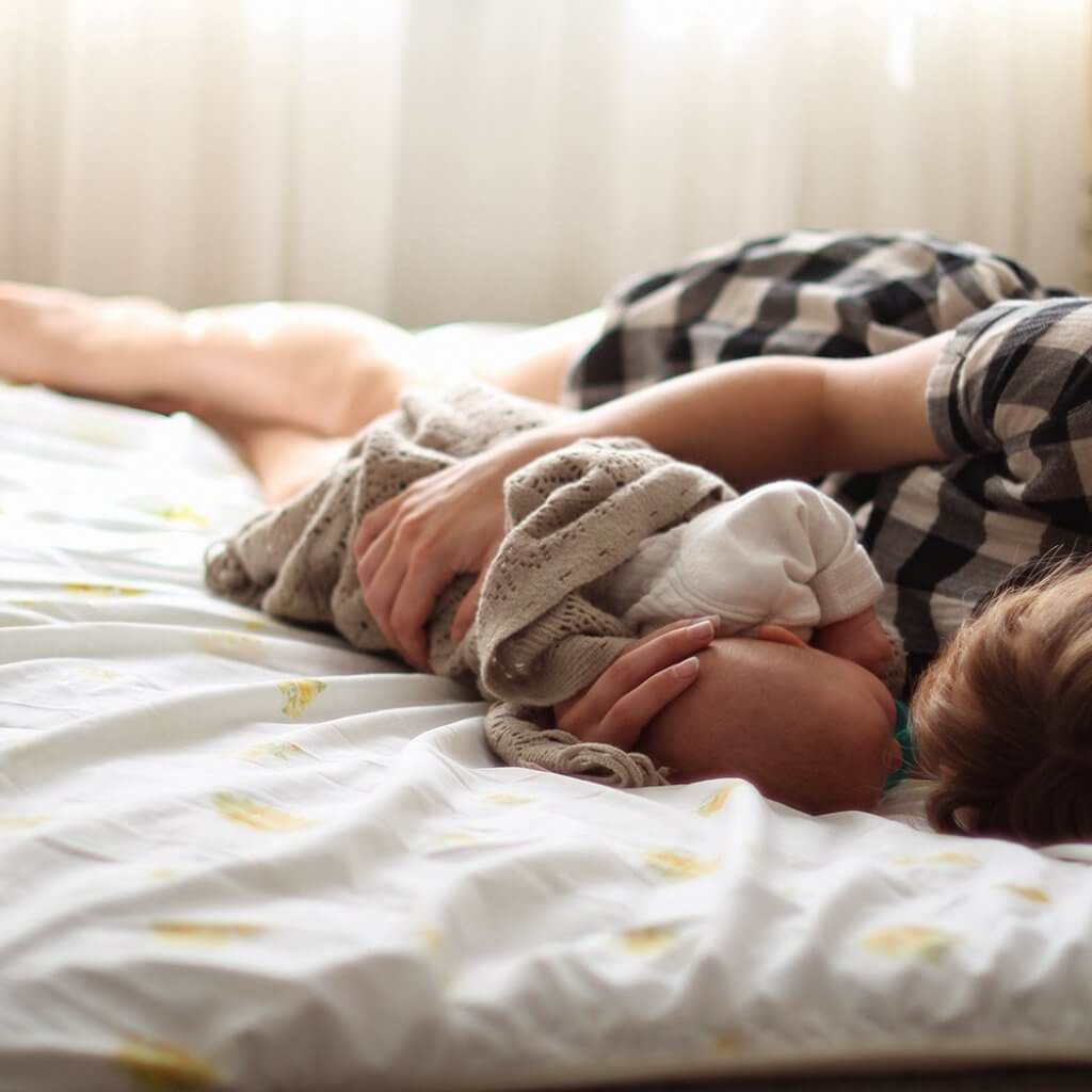 mom-sleeping-cosleeping-blog-page