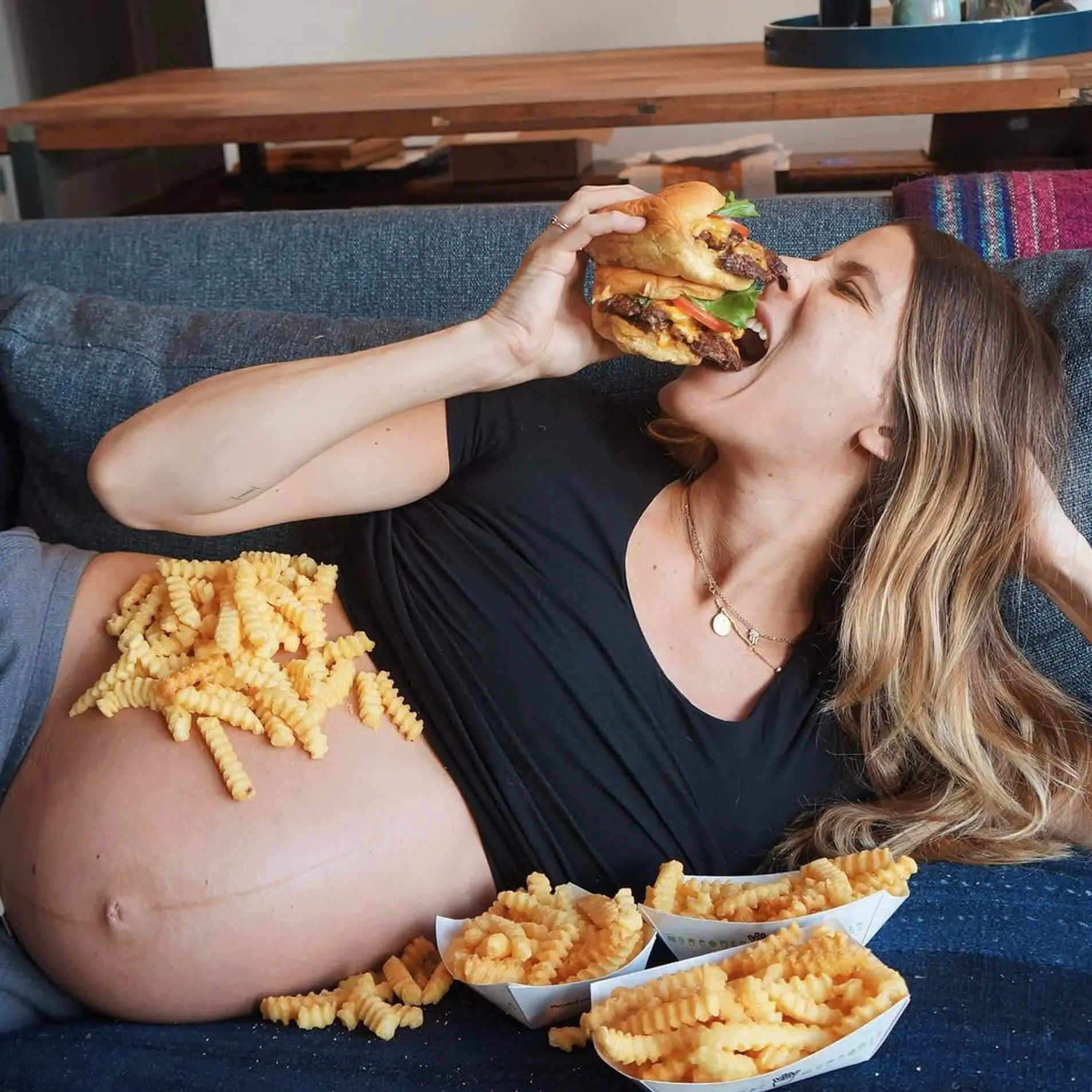 Покажи еду. Беременные женщины с едой. Неправильное питание беременной. Беременная обжирается. Беременная девушка с едой.