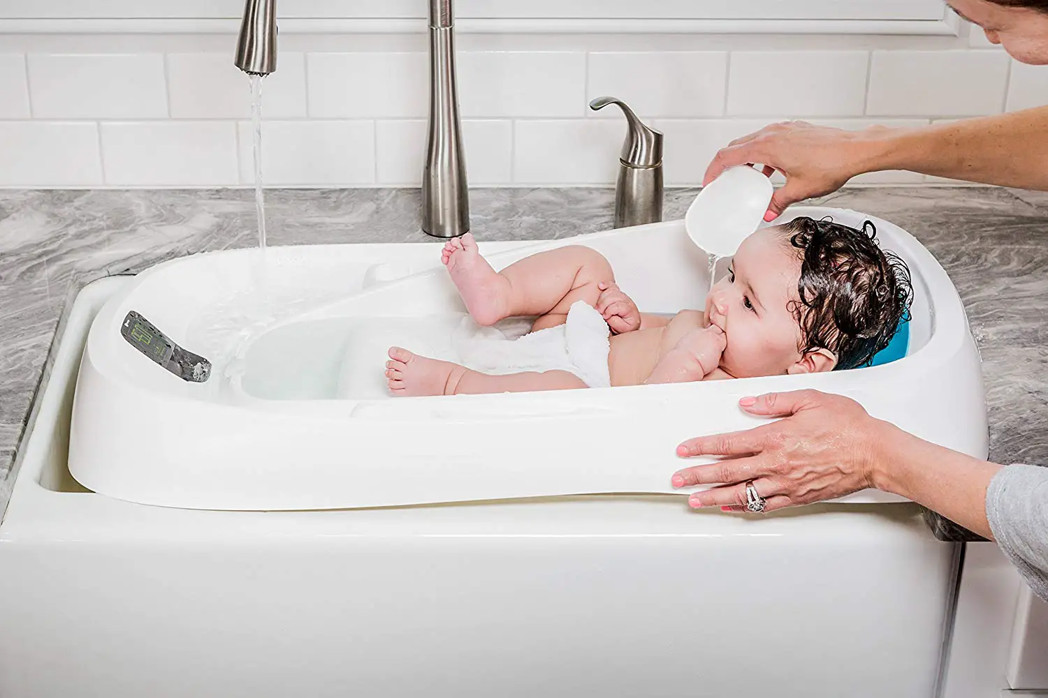 Температура для купания новорожденных в ванночке. Седативные ванны для грудничков. Мужчина купает ребенка в ванночке. Baby Bath. Ванна от Babyjem.