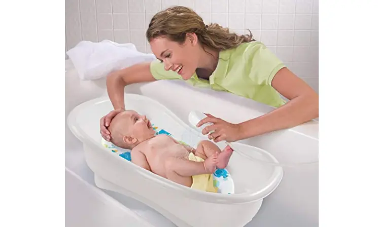 The Summer Infant Newborn to Toddler Bath Center and Shower features an ergonomic shaped handle.