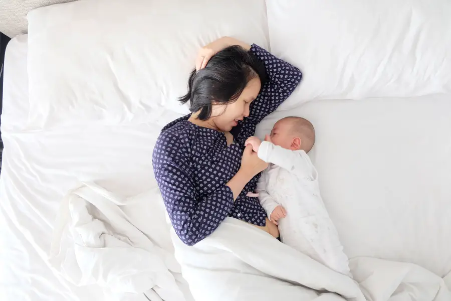 mom and baby co sleeping