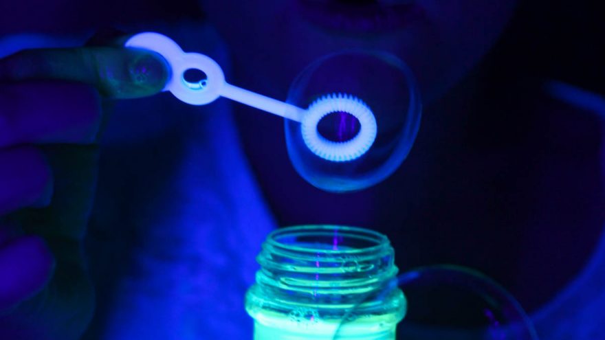 hoq to make glow in the dark bubbles